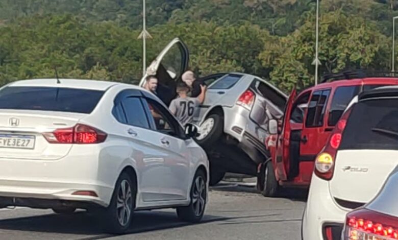 VÍDEO - Carro fica pendurado após acidente em Praia Grande