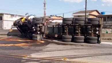 Carreta tomba na Cônego Domênico Rangoni e provoca vazamento de óleo