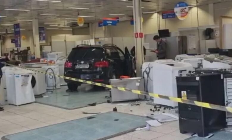 Motorista invade loja no centro de Guarujá
