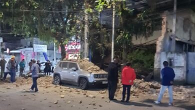 VÍDEO - Casa antiga desaba e atinge carro estacionado