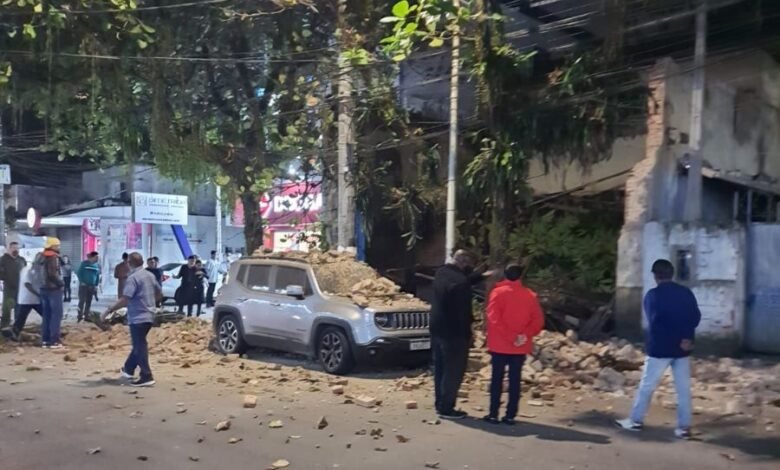 VÍDEO - Casa antiga desaba e atinge carro estacionado