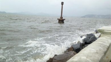 Frente fria chega trazendo ventania, mar agitado e chuva na Baixada