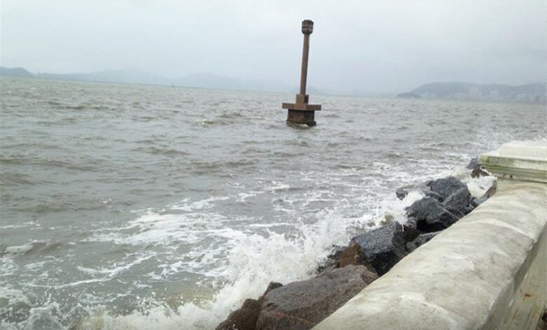 Frente fria chega trazendo ventania, mar agitado e chuva na Baixada