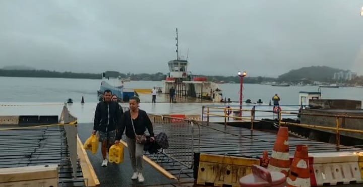 VÍDEO - Flutuante de balsa de travessia do Litoral se rompe e suspende serviço