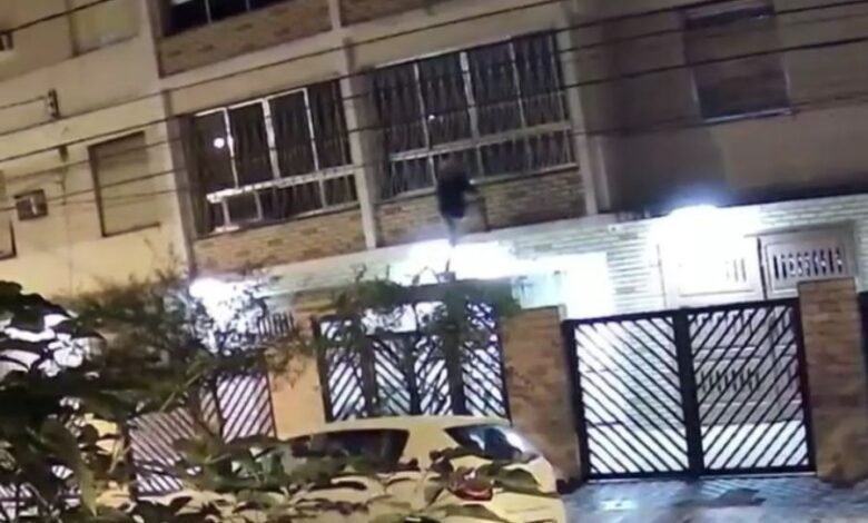 VÍDEO - "Homem-Aranha" do mal escala apartamento e comete furto em Santos