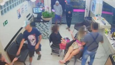 VÍDEO - Bandidos invadem salão de beleza e roubam clientes e funcionários