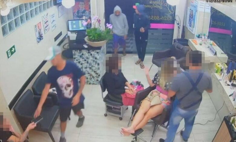 VÍDEO - Bandidos invadem salão de beleza e roubam clientes e funcionários