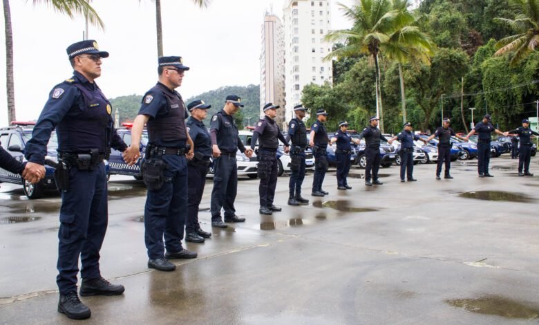 Agentes da Baixada prestam homenagem a GCM desaparecido em junho, em São Vicente