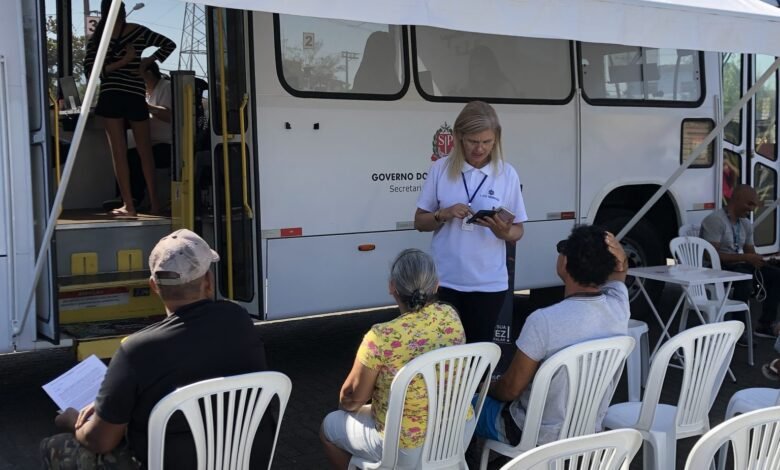Cidadania Itinerante na Praça 14 Bis em Guarujá oferece serviços a moradores