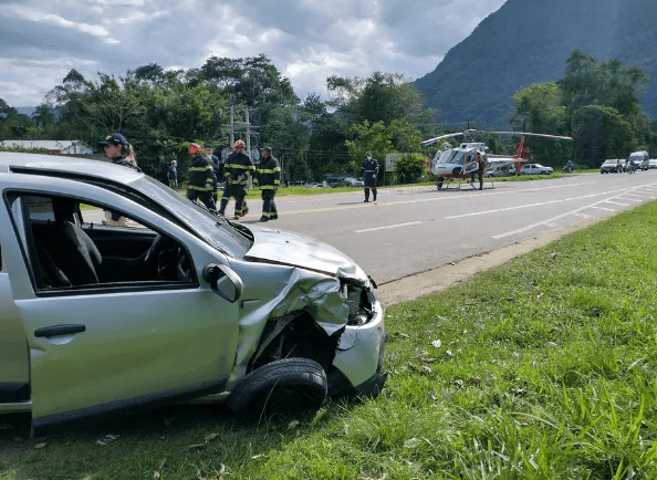 Acidente deixa uma pessoa morta e outras duas feridas na Rio-Santos