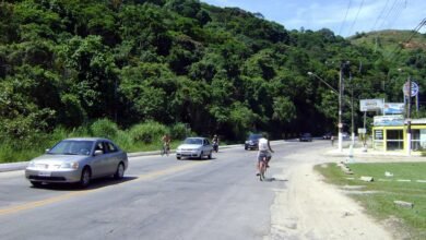 Carro bate contra poste após motorista perder o controle no Guarujá