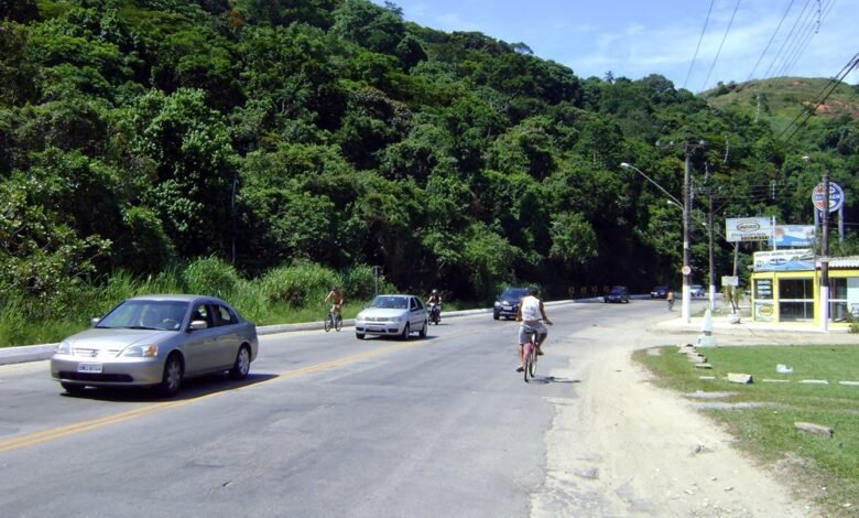 Carro bate contra poste após motorista perder o controle no Guarujá