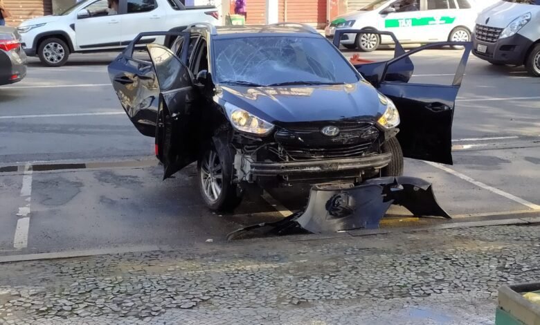 VÍDEO - Duas pessoas são atropeladas em Santos e motorista quase é linchado