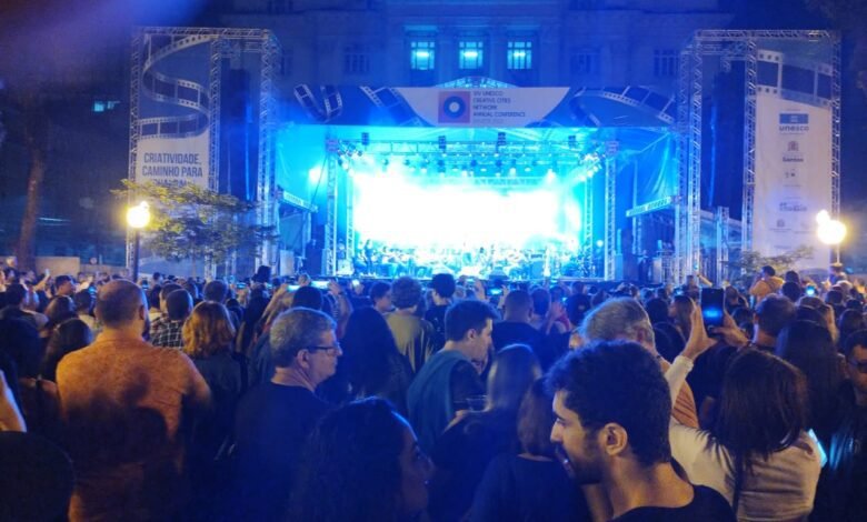 VÍDEO - Clássicos do Rock e Frejat agitam o Centro de Santos