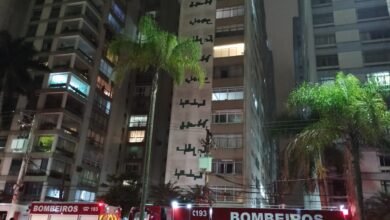 VÍDEO - Apartamento pega fogo e paralisa avenida da praia de Santos
