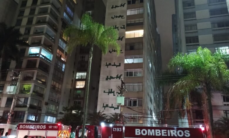 VÍDEO - Apartamento pega fogo e paralisa avenida da praia de Santos
