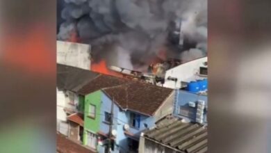 VÍDEO - Incêndio de grande proporção atinge loja em São Vicente