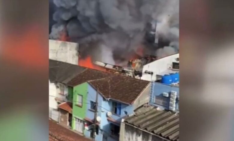 VÍDEO - Incêndio de grande proporção atinge loja em São Vicente