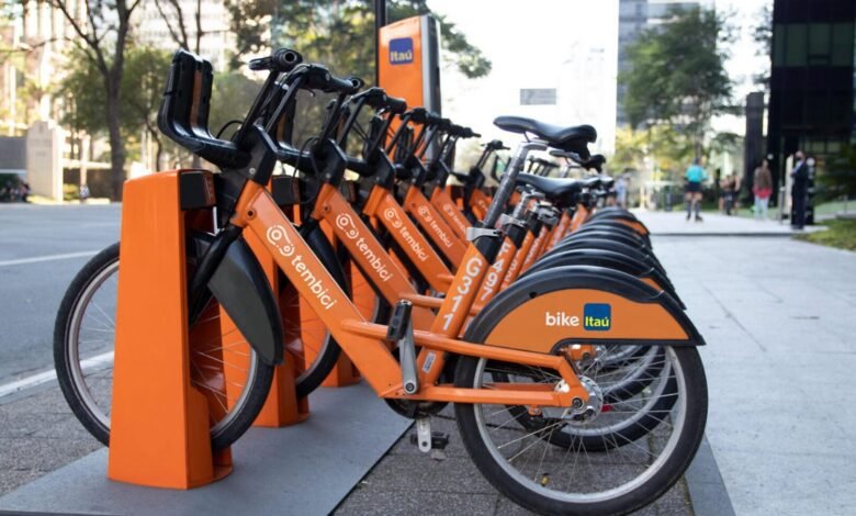 Sistema de bicicletas compartilhadas viram alternativa para evitar o trânsito