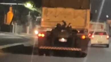 Homem pendurado em caminhão é flagrado em Santos