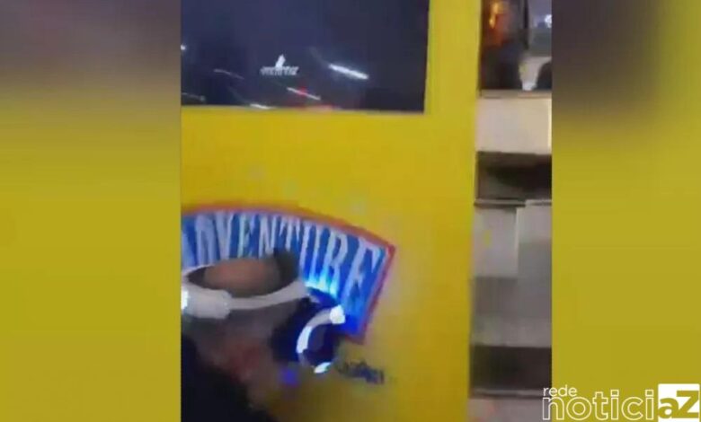 VÍDEO - Idoso viraliza após cair em brinquedo de realidade virtual em shopping de Santos