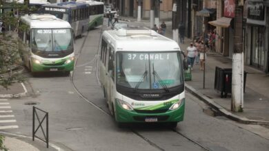 Obras em praça do Centro de Santos mudam pontos de ônibus