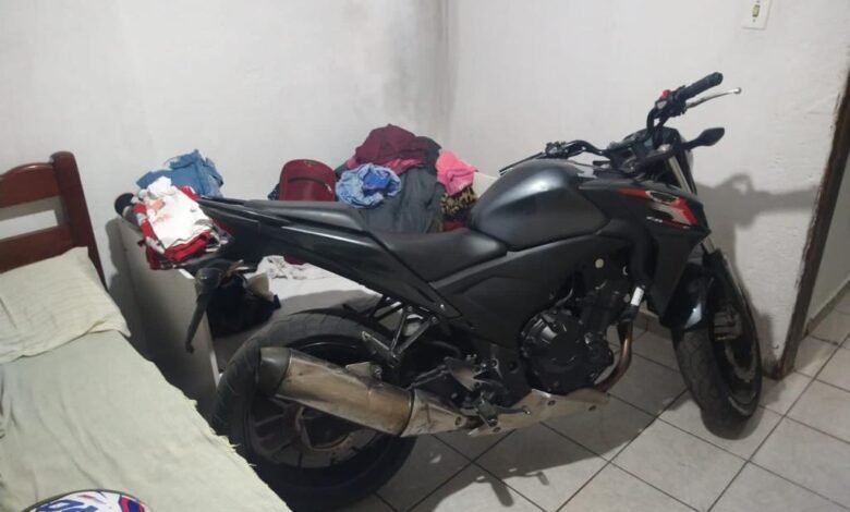 Moto e objetos roubados são recuperados pela Polícia em Santos