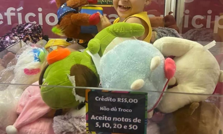 VÍDEO: Criança de dois anos fica presa em máquina de pelúcias
