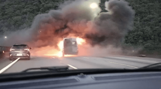Fogo consome van em plena Rodovia dos Imigrantes