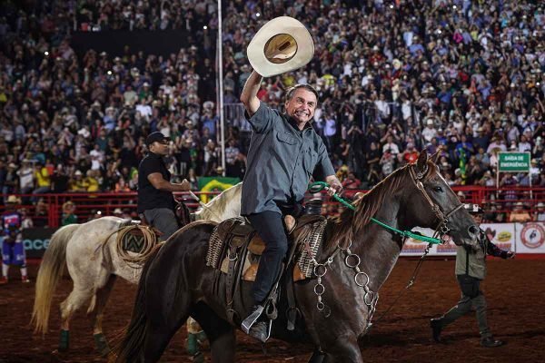 Bolsonaro mantém tradição e desfila a cavalo na Festa do Peão