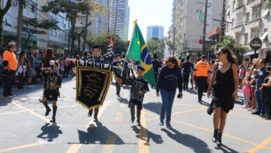 A fanfarra rola solta na orla de Santos