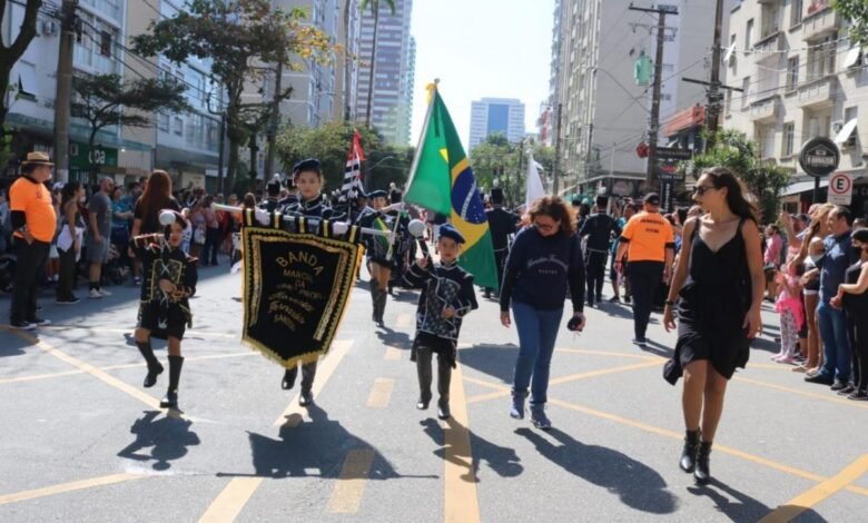 A fanfarra rola solta na orla de Santos