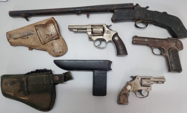 Suspeito de violência doméstica é preso com armas em Guarujá