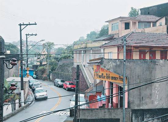 Tiroteio entre policiais e criminosos causam pânico em morro de Santos