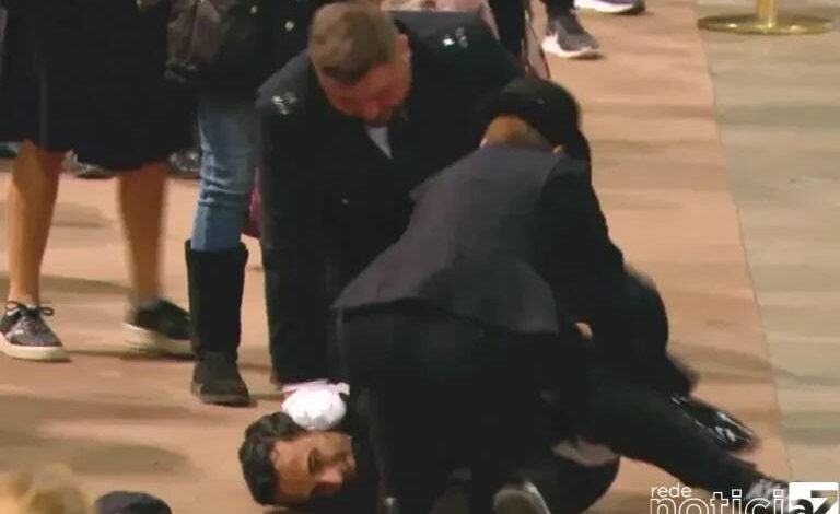 Homem é detido por tentar aproximar-se da urna da rainha Elizabeth II