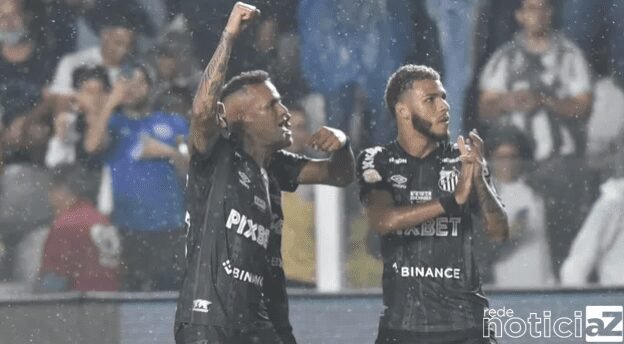 Santos vence o Athletico-PR e encerra o jejum de um mês sem vitórias