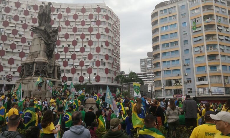 VÍDEO - Manifestação ocorre na Praça da Independência, em Santos (SP)