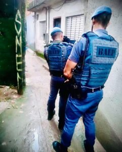 Drogas, armas e dinheiro são apreendidos durante Operação no Morro São Bento em Santos