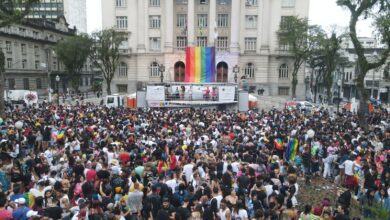 Mais de 10 mil pessoas participam da Parada LGBTQIA+ no Centro de Santos