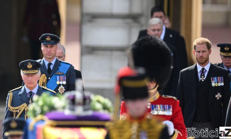 Cortejo do corpo de Rainha Elizabeth é realizado em Londres