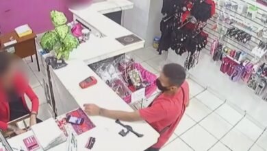VÍDEO - Homem assalta loja de calcinhas em São Vicente