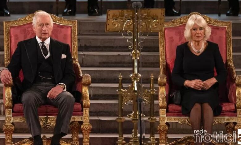 Rei Charles III e Camilla Parker se sentam pela primeira vez em trono após morte de rainha Elizabeth II