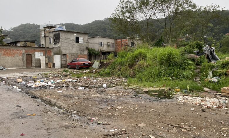 Prefeitura de Guarujá desmantela dois pontos clandestinos de descarte irregular de lixo