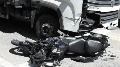 Motociclista é atropelado por caminhão na Rio-Santos