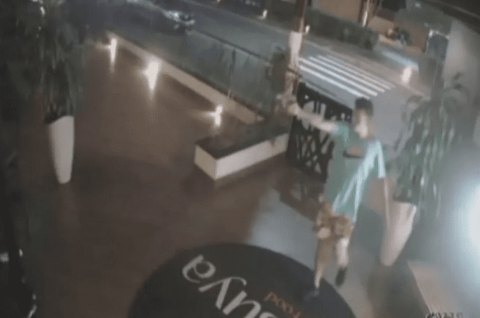 VÍDEO - Atirador mata dois em restaurante, faz reféns em pizzaria e vai preso no Litoral