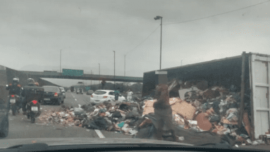 Carreta de lixo tomba e provoca transtorno na Anchieta