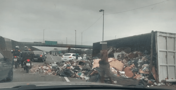 Carreta de lixo tomba e provoca transtorno na Anchieta