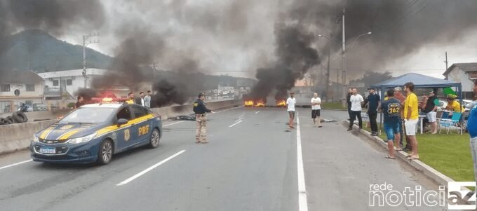 Caminhoneiros realizam bloqueios em rodovias pelo Brasil após vitória de Lula