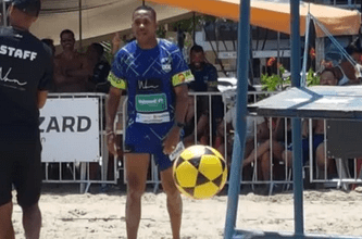 Robinho é flagrado jogando copa de futevôlei