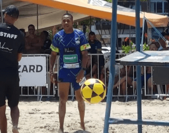 Robinho é flagrado jogando copa de futevôlei